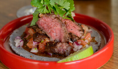 トルティーヤに盛り付けた牛肉のグリル料理