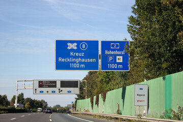 Autobahntafel auf A2, Ausfahrt 8, Kreuz Recklinghausen in Richtung Oberhausen