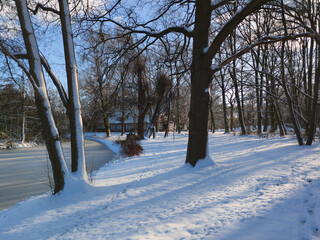 Der Hermann-L&ouml;ns-Park in Hannover ist im Winter eine
ruhige, klare M&auml;rchenlandschaft