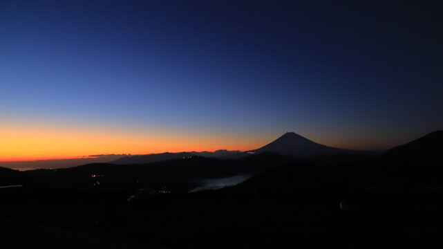 劃過富士山的晝夜分界線, 箱根, 日本
富士山にかかる昼夜の境界線, 箱根, 日本
The boundary between day and night on Mount Fuji, Hakone, Japan