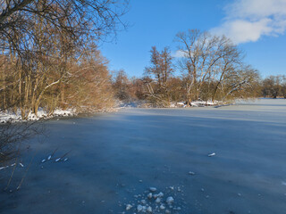 Der Hermann-L&ouml;ns-Park in Hannover ist im Winter eine
ruhige, klare M&auml;rchenlandschaft