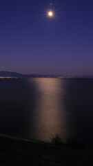 Fototapeta premium 如同太陽般明亮的滿月! 太陽の様に明るい満月！ A full moon as bright as the sun!