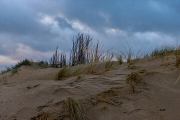 Dramatische K&uuml;stenlandschaft mit Sandd&uuml;nen und wechselhaftem Himmel
