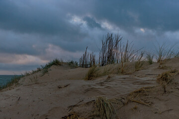 Dramatische K&uuml;stenlandschaft mit Sandd&uuml;nen und wechselhaftem Himmel