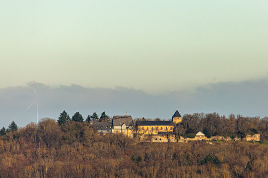 Kloster Schiffenberg, fotografiert vom Limesberg in Gr&uuml;ningen