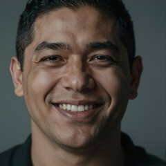 Obraz premium Portrait of a Hispanic man with a joyful smile, cinematic lighting, realistic skin texture, high detail, professional photography