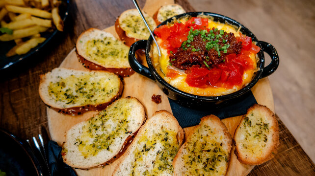 Garlic bread with cheese gratin and bacon compote