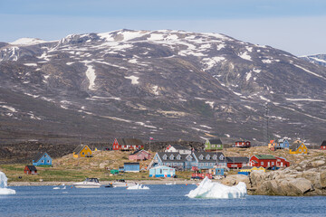 Scenic village of Saqqaq with icebergs and mountains