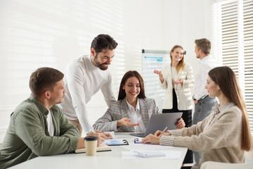 Obraz premium Business planning. Colleagues having meeting in office, selective focus
