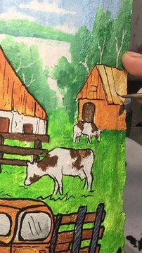 Manos usando pincel y pintura acr&iacute;lica sobre tejas, bolsos y lienzos