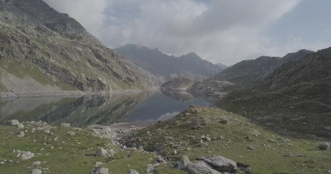 Vue a&eacute;rienne de la vall&eacute;e des merveilles dans les alpes