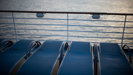 Obraz premium lounge chairs on a cruise ship inviting a vacation or retirement