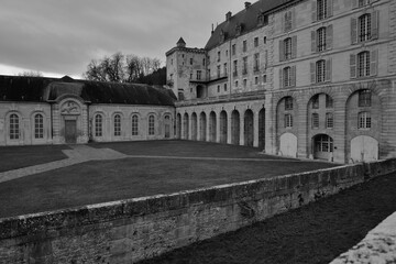 Cour historique et fa&ccedil;ade monumentale
