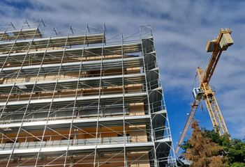 Lavori in corso nel cantiere edile in citt&agrave; - ristrutturare o costruire un nuovo condominio
