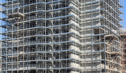 Lavori in corso nel cantiere edile in citt&agrave; - ristrutturare o costruire un nuovo condominio