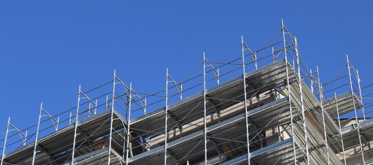 Lavori in corso nel cantiere edile in citt&agrave; - ristrutturare o costruire un nuovo condominio