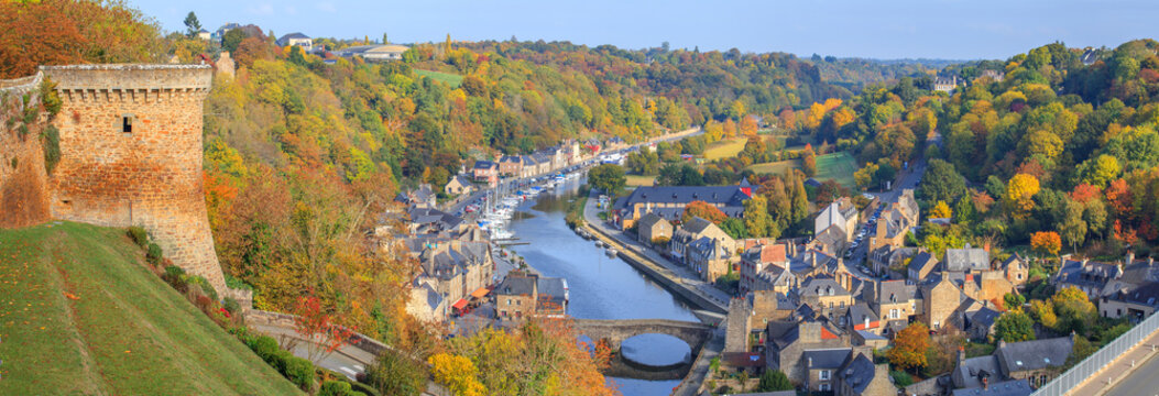 Dinan, le port et la Rance en automne vus du jardin anglais