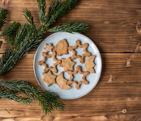 Weihnachtskekse auf grauem Teller