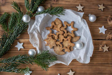 Weihnachtskekse auf Backpapier