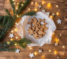 Weihnachtskekse auf Backpapier