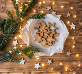 Weihnachtskekse auf Backpapier