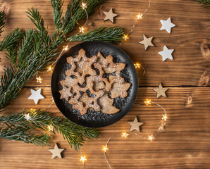 Schwarzer Keksteller auf Holztisch