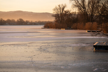 Mroźny poranek nad wodą – zimowy krajobraz, spokojna atmosfera © Elżbieta Kaps