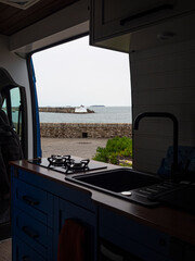 Vistas del Puerto de Becquet desde la cocina de una furgoneta, viajando por la Normand&iacute;a Francesa en verano de 2022