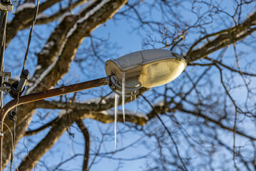 Sople, Zimą z dachu zwisają sople zamarzniętej wody.  © FotoDax