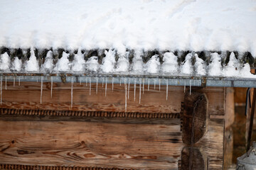 Sople, Zimą z dachu zwisają sople zamarzniętej wody.  © FotoDax