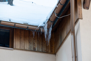 Sople, Zimą z dachu zwisają sople zamarzniętej wody.  © FotoDax