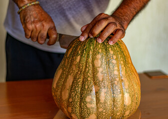 ab&oacute;bora sendo cortada ao meio