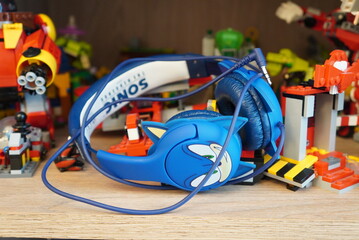 Fototapeta premium Sonic the Hedgehog headphones with colorful building blocks in the background