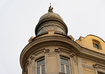 Obraz premium The dome of an old building in Vienna with classical architecture and historical decorative elements
