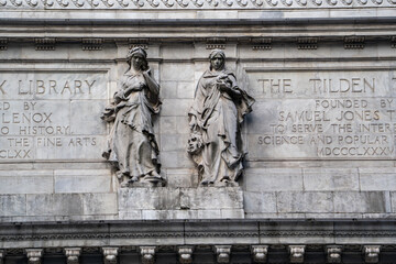 Obraz premium Close-up view of the New York Public Library façade, highlighting timeless architecture, heritage, and cultural identity.