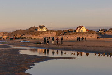 Strandh&auml;user in den D&uuml;nen und Urlauber am Strand von L&oslash;kken.