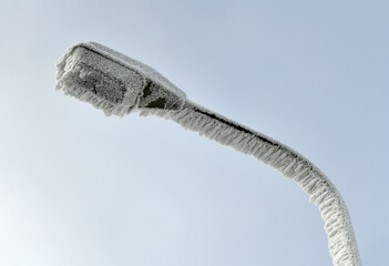 Mit Reif &uuml;berzogene Stra&szlig;enlaterne