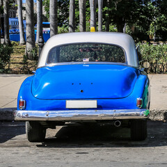 Sch&ouml;ner blauer Oldtimer auf Kuba (Karibik)