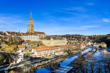 Fototapeta premium Bern, Berner Münster, Münster, Schwellenmätteli, Mattequartier, Aare Fluss, Matte, Stadt, Altstadt, Altstadthäuser, Aareufer, historische Häuser, Winter, Wintertag, Wintersonne, Weihnachten, Schweiz