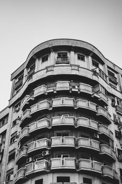 schwarz-wei&szlig; aufnahme eines geb&auml;udes von unten, fenster, und fassade sind gut sichtbar. der himmel ausgegraut.