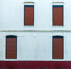 Fen&ecirc;tres marrons sur b&acirc;timent ancien 