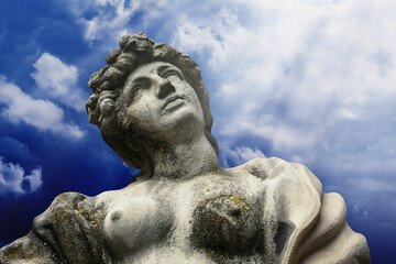 Fototapeta premium Classical statue of Aphrodite against dramatic sky symbolizing eternal beauty, love, femininity, and ideal harmony of ancient art.