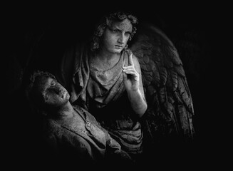 Naklejka premium Angel of death statue symbolizing mortality, grief, final judgment, and the silent passage between life and eternity.