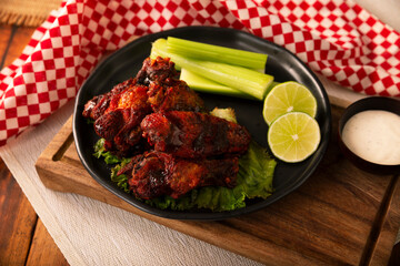 Fried chicken wings in BBQ sauce with ranch dressing. An easy recipe, crispy on the outside, juicy on the inside, and smothered in BBQ sauce, perfect for watching the game or sharing with friends.