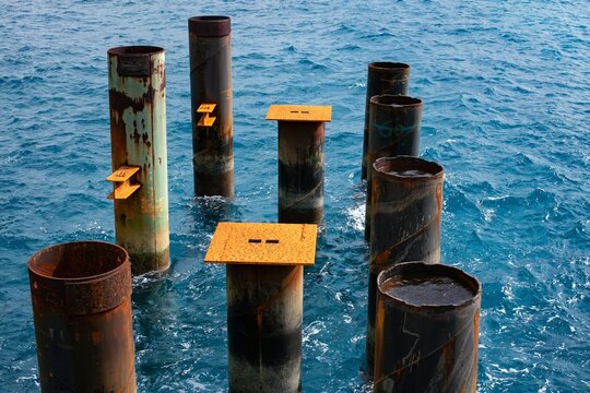 Steel pilars and fabrication of a concrete mold for the anchorage of ships, and docks
