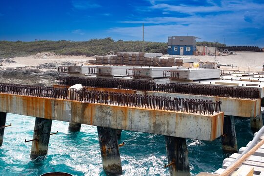 Steel pilars and fabrication of a concrete mold for the anchorage of ships, and docks