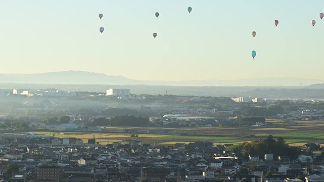 びわ湖東近江バルーンフェスタで競技飛行をする熱気球 (滋賀県東近江市, 2025年11月)