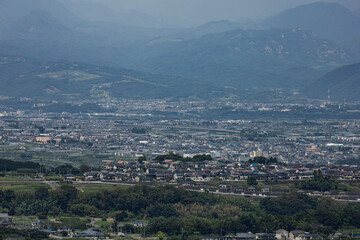 夏の山梨県南アルプス市の街並み