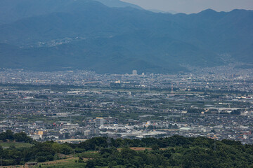 夏の山梨県南アルプス市の街並み