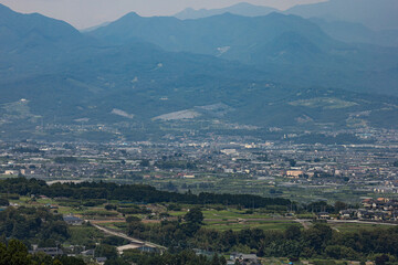 夏の山梨県南アルプス市の街並み